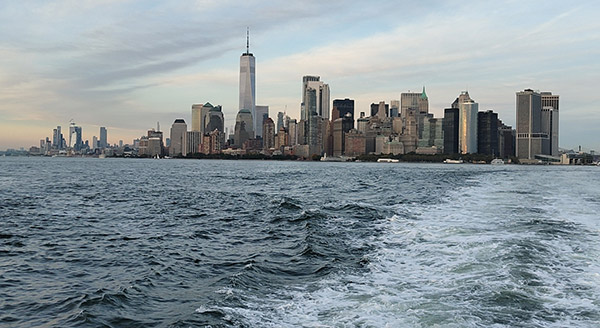 Ausblick auf die Südspitze von Downtown Manhattan vom Boot