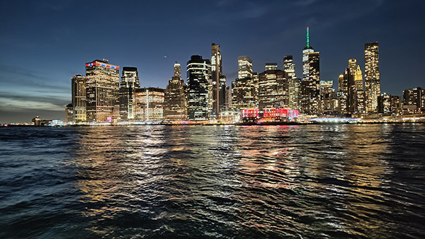 Skyline von Manhattan, gesehen vom Brooklyn Bridge Park 