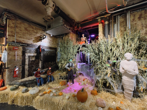 Angolo interno di Chelsea Market addobbato a tema Halloween