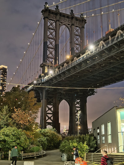 Foto dell'Empire racchiuso nell'arcata del Manhattan Bridge