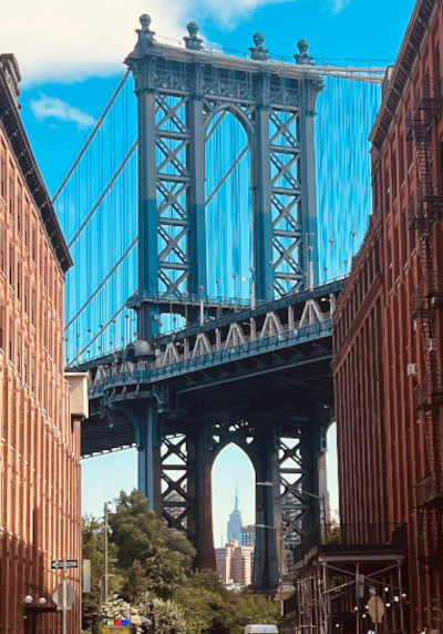 Panorama con l'empire State Building visto attraverso i piloni del Manhattan Bridge