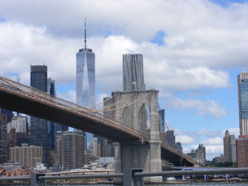 Panorama di Manhattan visto dalla zona alla base del ponte di Brooklyn