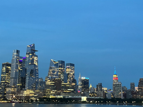 Panorama serale di Lower Manhattan dal battello della crociera al tramonto