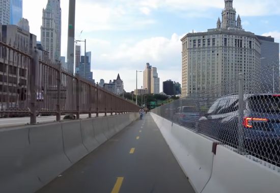 La nuova pista ciclabile sul ponte di Brooklyn, operativa da Settembre 2021