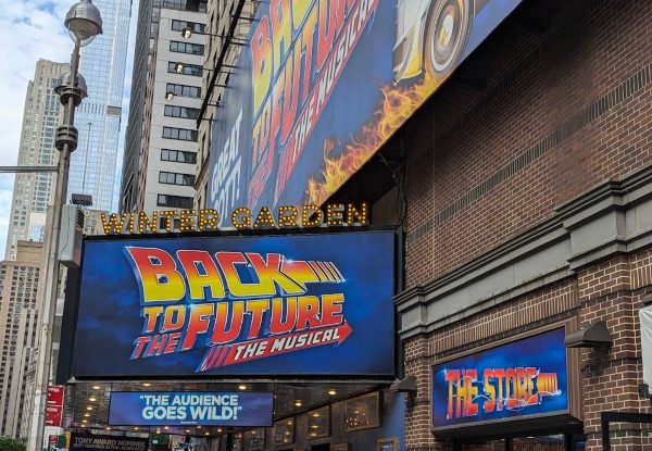 Vista dell'ingresso del Winter Garden Theatre di Broadway, dove è in programma il musical Ritorno al Futuro